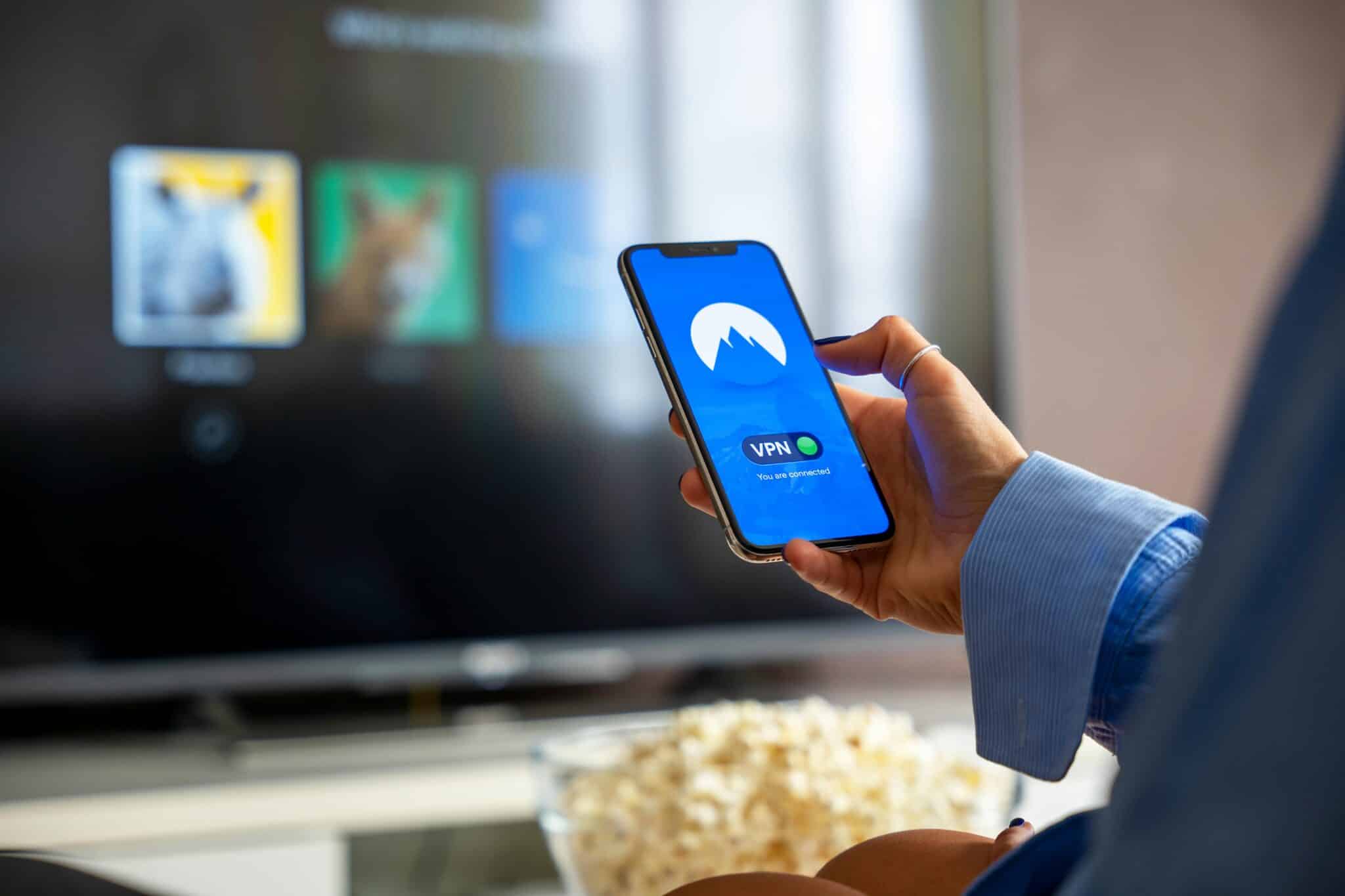 Écran de téléphone montrant l'activation du VPN pour sécuriser la connexion.