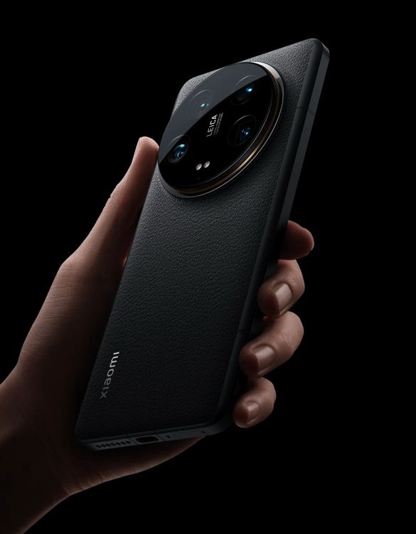 Smartphone Xiaomi 14 Ultra en gros plan, mettant en valeur son design élégant et son module caméra avancé
